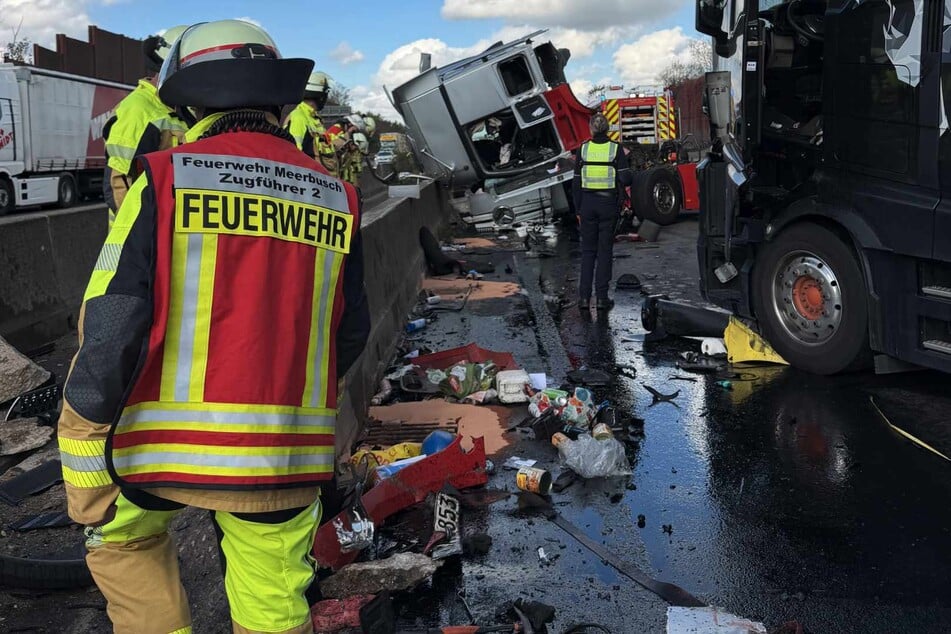 Nach einem schweren Unfall mit drei Lkw ist die A57 in Richtung Krefeld voll gesperrt.