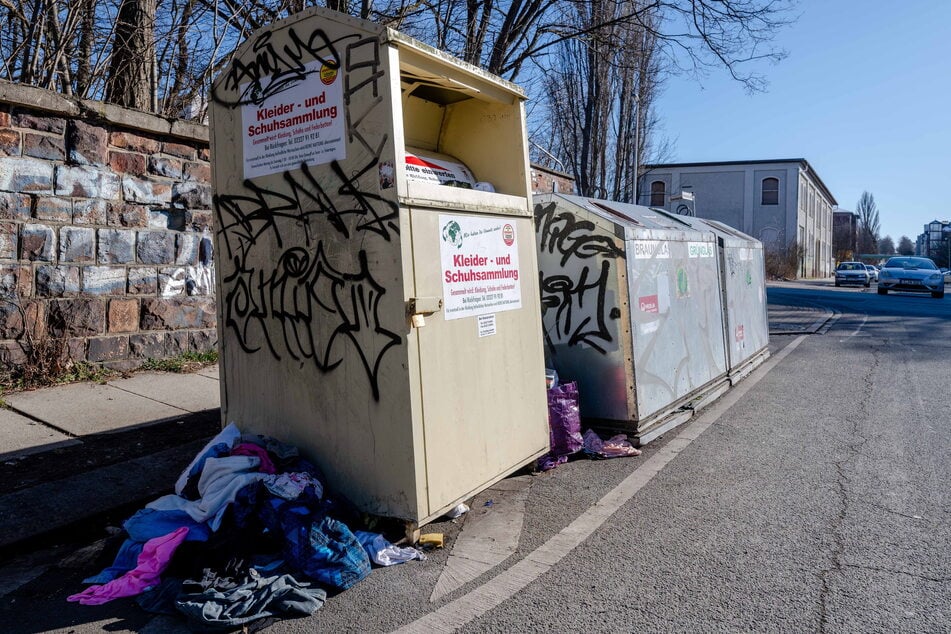 Im Online-Mängelmelder auf der Internetseite chemnitz.de häufen sich Beschwerden über übervolle Altkleidercontainer wie hier auf der Bernhardstraße.