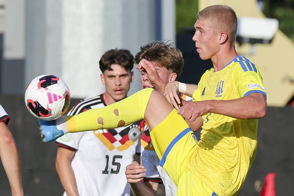 Bei der U19-EM im Sommer drang Bogdanov mit der Ukraine ins Halbfinale vor. Endgegner war Deutschland. Hinten sein heutiger Mitspieler Luca Erlein.