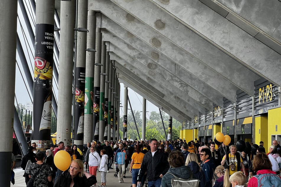 Zahlreiche SGD-Fans strömten - wie der Regen - zur Saisoneröffnung.