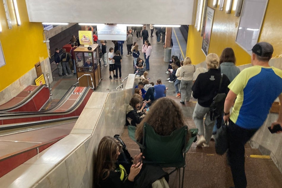 Ukrainische Schüler und Schülerinnen suchen während eines Luftalarms Schutz in einer U-Bahnstation.