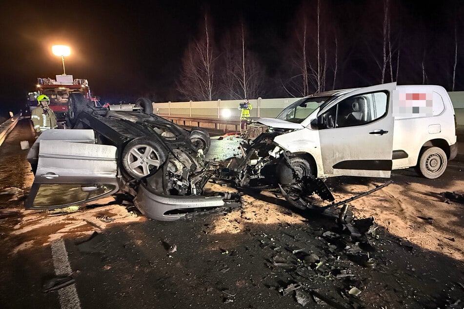 Nach dem Frontalunfall auf der B4 mussten beide stark beschädigten Fahrzeuge abgeschleppt werden. Die Straße war während der Rettungsarbeiten voll gesperrt.