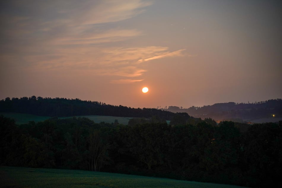 Der untergehende "Erdbeermond" von der Lausitz aus.