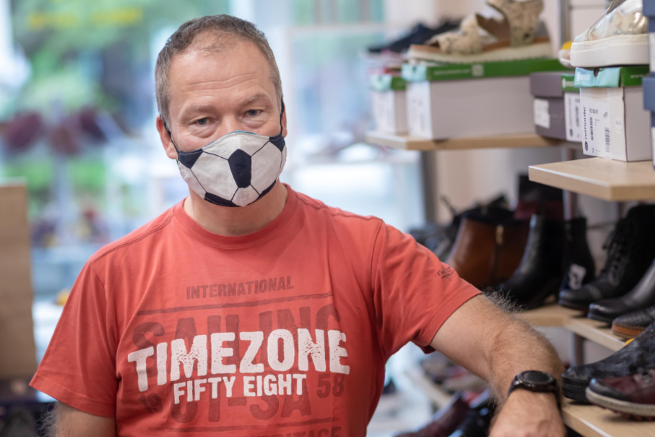 Schuhhändler Sven Menzel (56) wünscht sich mehr Gelassenheit bei Maskenmuffeln in kleinen Geschäften.