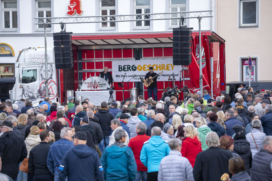 Am Dienstag versammelten sich etliche Menschen auf dem Markt in Annaberg. Dort demonstrierten Unternehmer gegen die gestiegenen Energiepreise.