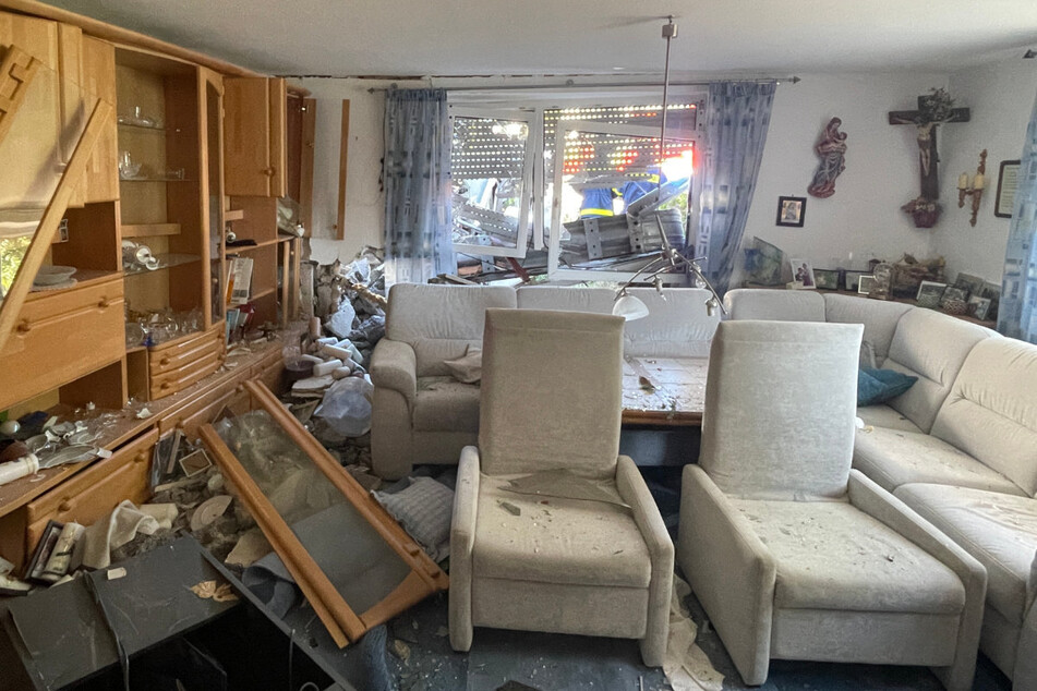 Das Wohnzimmer wurde durch den Unfall völlig verwüstet.