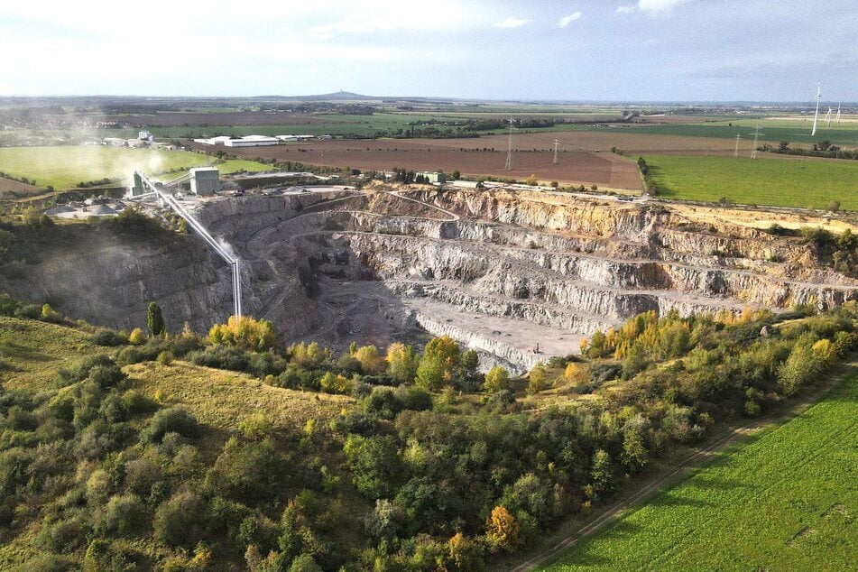 Blick auf das Edelsplittwerk Schwerz der Mitteldeutschen Baustoffe GmbH im Saalekreis. In unmittelbarer Nähe soll ein neuer Tagebau entstehen. Erstmals seit 18 Jahren ist in Sachsen-Anhalt wieder ein Antrag für einen neuen Steinbruch gestellt worden.