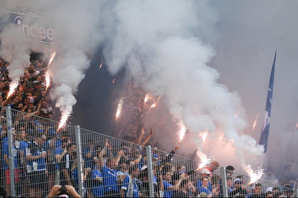 Hessen-Derby zwischen Darmstadt und Frankfurt! Ein Feuerwerk wäre garantiert - nicht nicht nur in akustischer Form. (Archivbild)