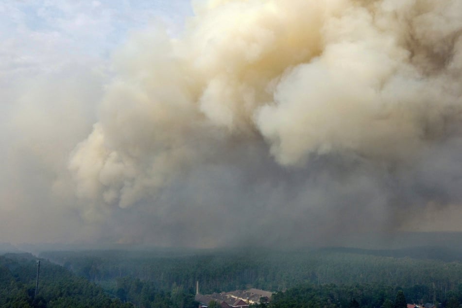 Seit Freitag kämpfen Hunderte Feuerwehrleute gegen einen riesigen Waldbrand bei Treuenbrietzen. In Beelitz ist nun der nächste Waldbrand ausgebrochen.