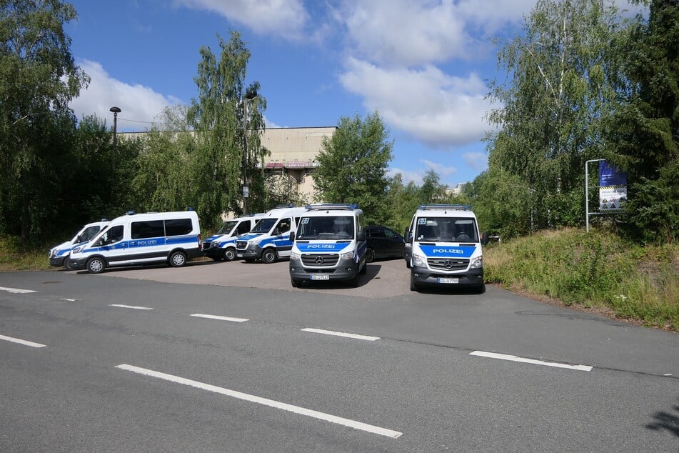 Polizeiautos an der Zufahrt zum Steinbruch Seelingstädt bei Trebsen.
