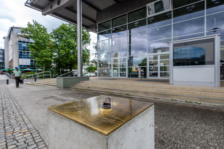 Die Messingtafel vor der Richard-Hartmann-Halle wurde beschädigt.