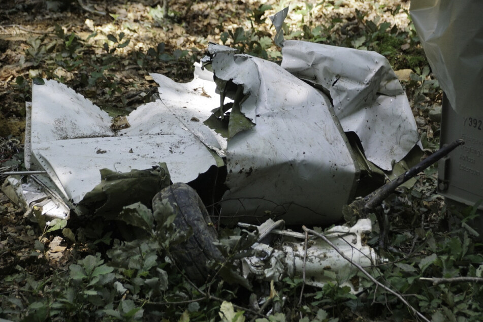 Das Flugzeug ist in mehrere Teile auseinandergebrochen.