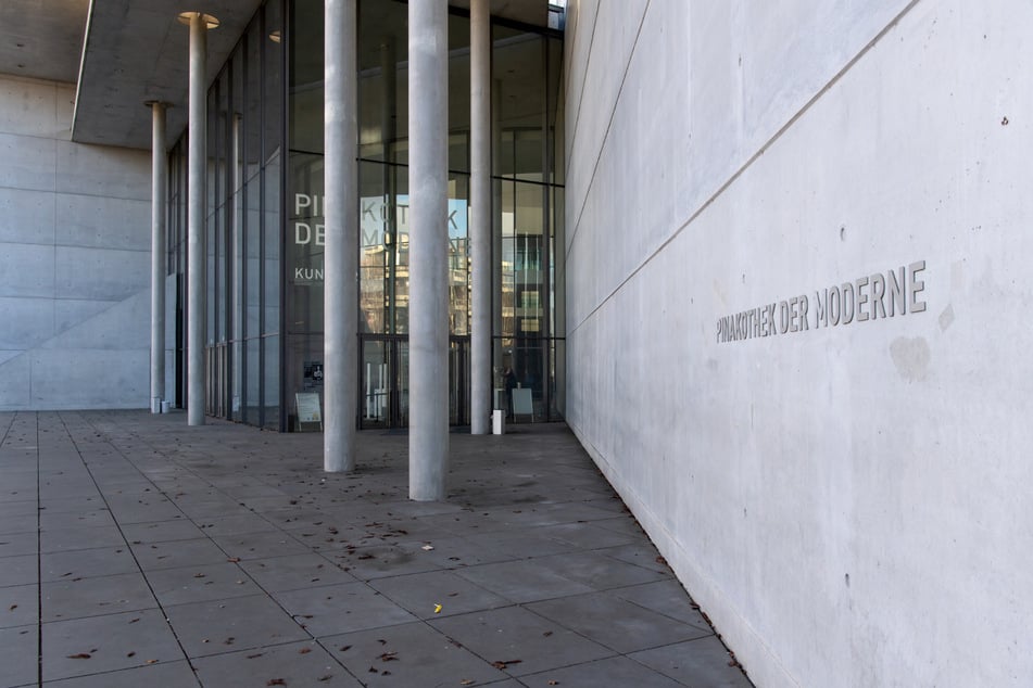 München: München: Mitarbeiter hängt eigenes Gemälde in Pinakothek auf