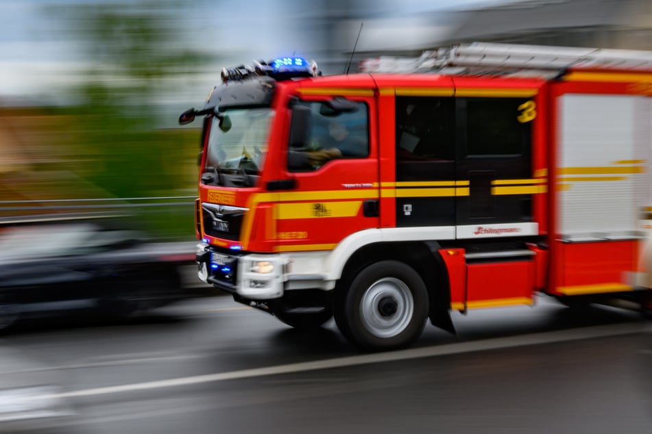 Dresden: Großeinsatz in Recyclingbetrieb: Sechs Meter hoher Müllberg in Flammen