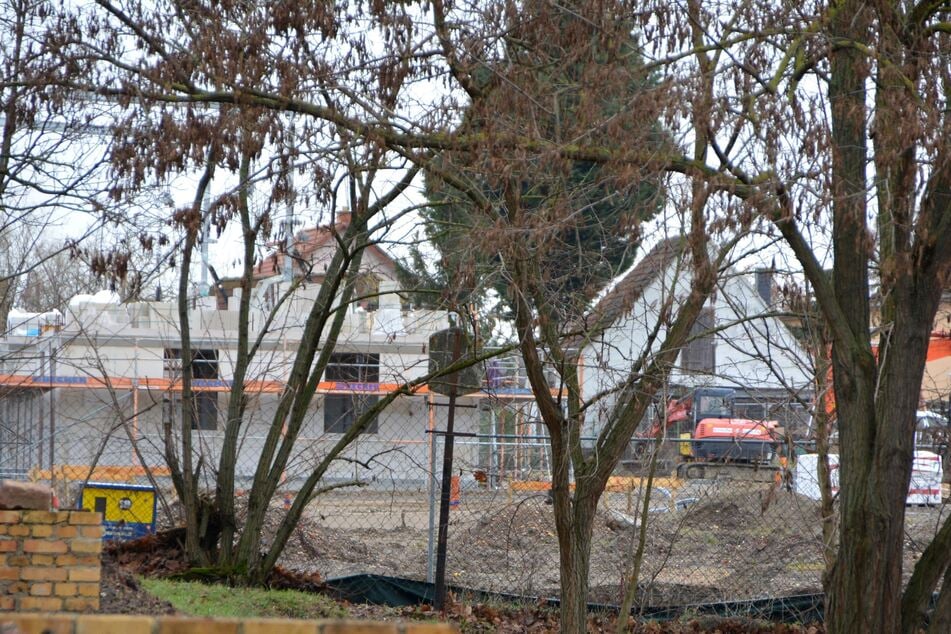 Die Bauarbeiten für 50 Einfamilienhäuser hinter Manfred Kolbes Schloss waren bis zum vorläufigen Baustopp schon in vollem Gange.