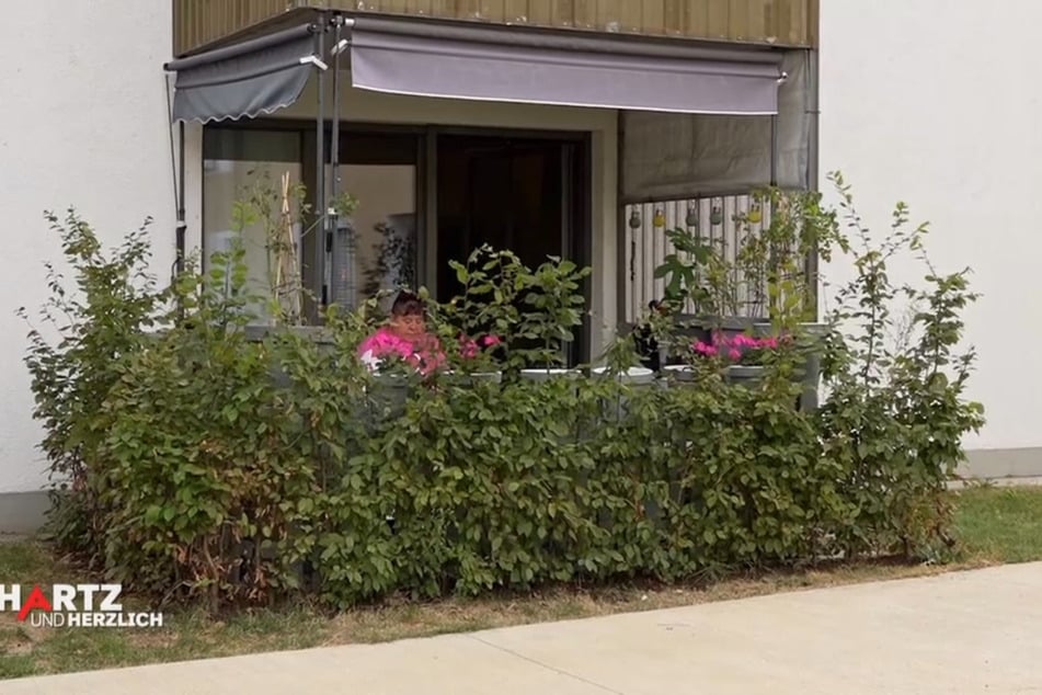 Zum Zeitpunkt der Dreharbeiten lebt Vera im Erdgeschoss eines Neubaublocks.