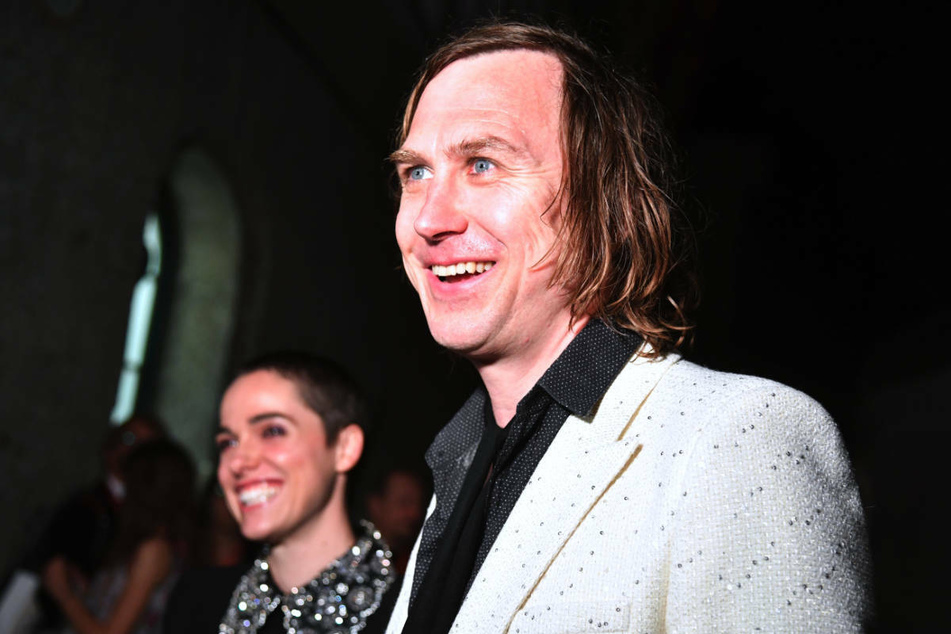 Lars Eidinger (45) und Verena Altenberger (33) bei der Premierenfeier der "Jedermann"-Künstler im Juli in Salzburg. Der Schauspieler fühlte sich nach eigener Aussage wie ein Besatzer bei seinem ersten DDR-Besuch.
