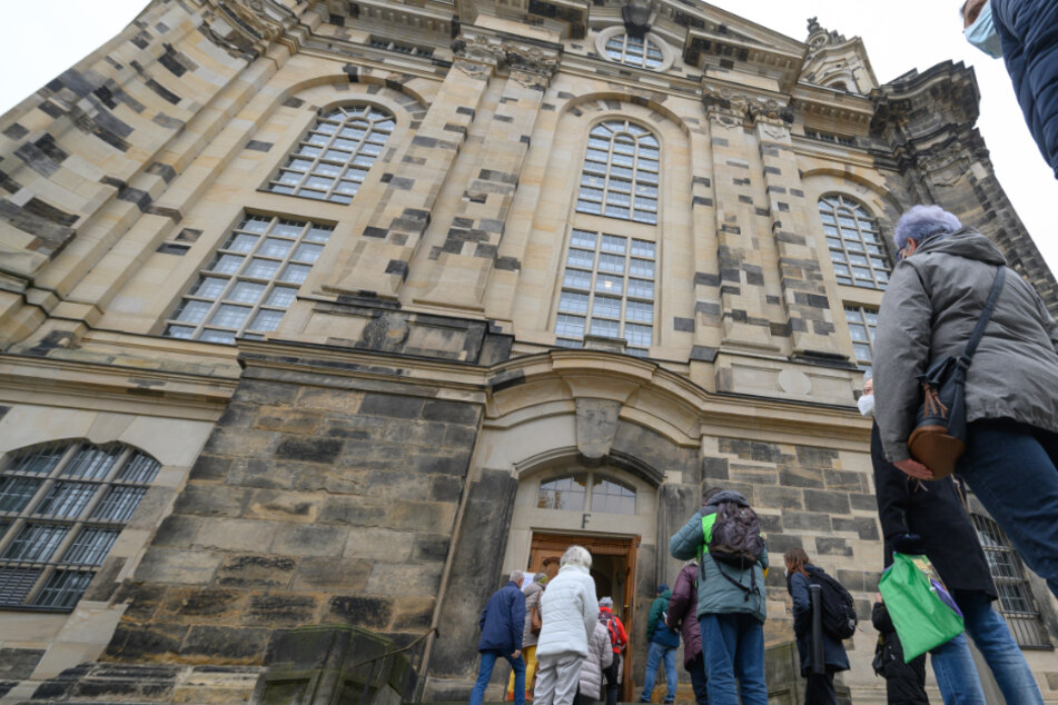 An der Dresdner Frauenkirche wurde für Corona-Schutzimpfungen angestanden.