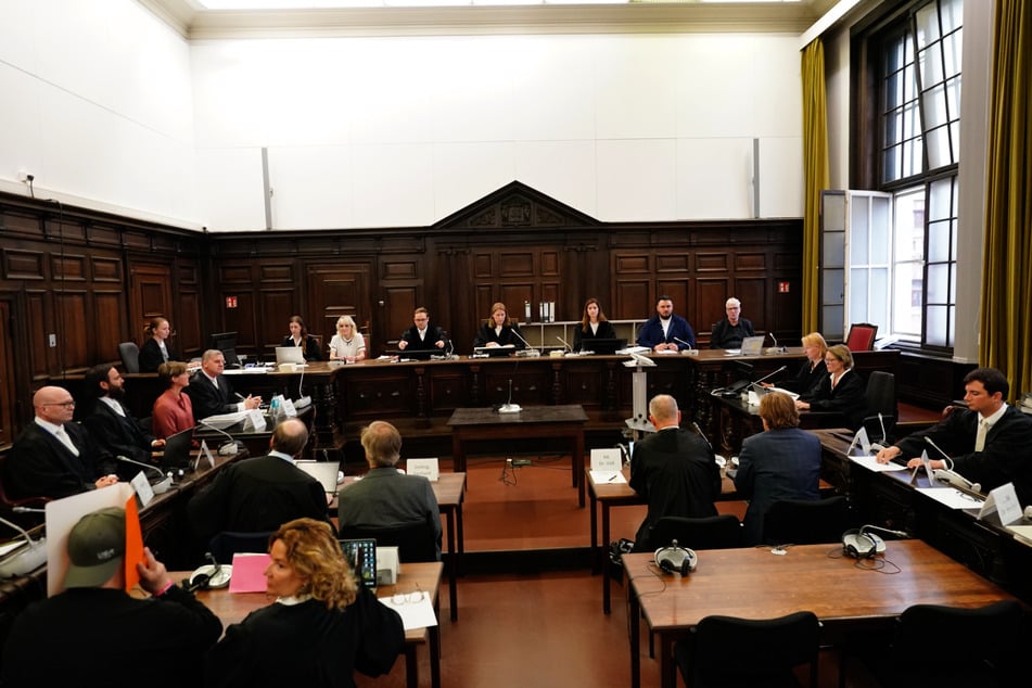 Neben Christina Block (52) und Gerhard Delling (66) müssen sich fünf weitere Angeklagte vor Gericht verantworten.