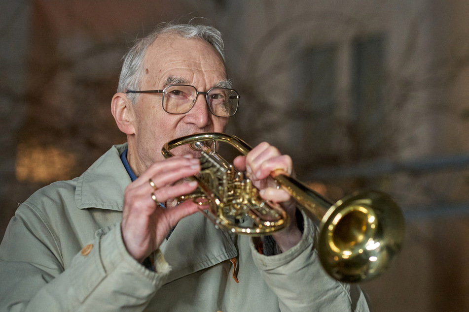 Dannerts Trompetenmusik erklingt in einem Innenhof im Koblenzer Stadtteil Südliche Vorstadt.
