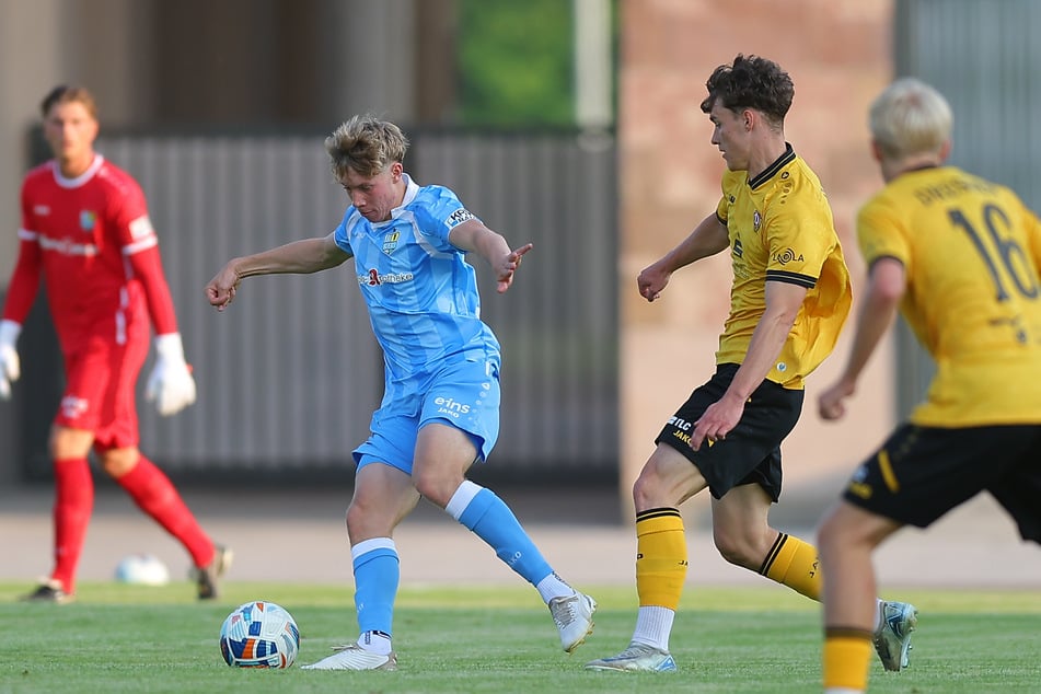 FCE-Jugendspieler Arne Seemann (19, 2.v.r.) zog es mangels Einsatzchancen in Cottbus zur U21 von Dynamo Dresden.