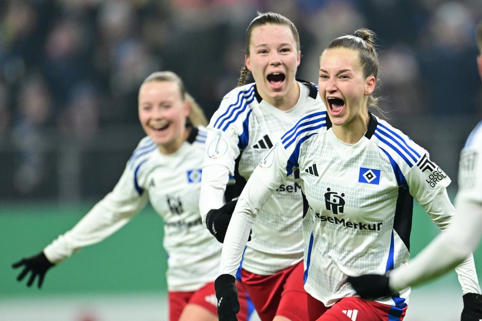 Emilia Hirsche (r) jubelt über ihren Treffer zur HSV-Führung.