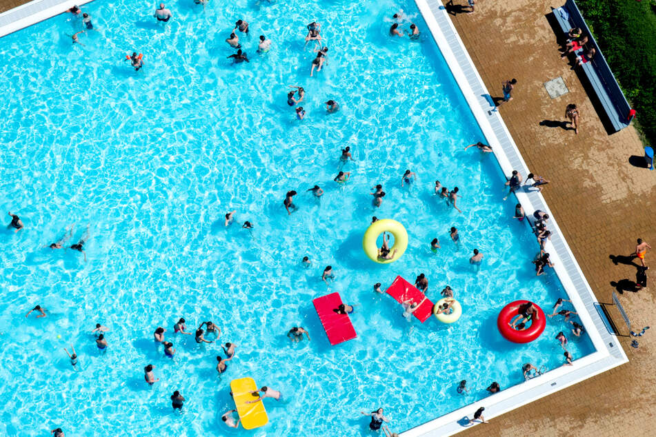 Wenn doch nur Corona nicht wäre, dann könnten wir alle ins Freibad - immerhin erwartet uns heute eine Sommerhitze von bis zu 38 Grad. (Archivbild)