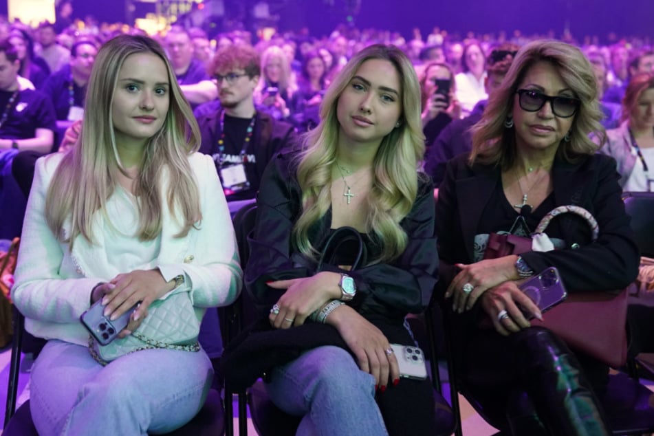 Ihre Töchter Davina (l.) und Shania hätten schließlich den Grundstein für einen Wendepunkt gelegt.