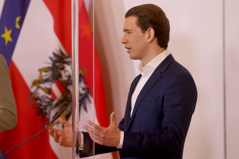 Sebastian Kurz, Bundeskanzler von Österreich, spricht hinter einer Plexiglasscheibe während einer Pressekonferenz im Bundeskanzleramt in Wien.