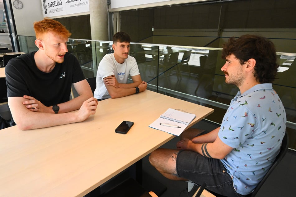 Im Gespräch verrieten Daniel Bláha und Dominik Skopár (v.l.), unter anderem, dass sie neben dem Handball fleißig Deutsch pauken.