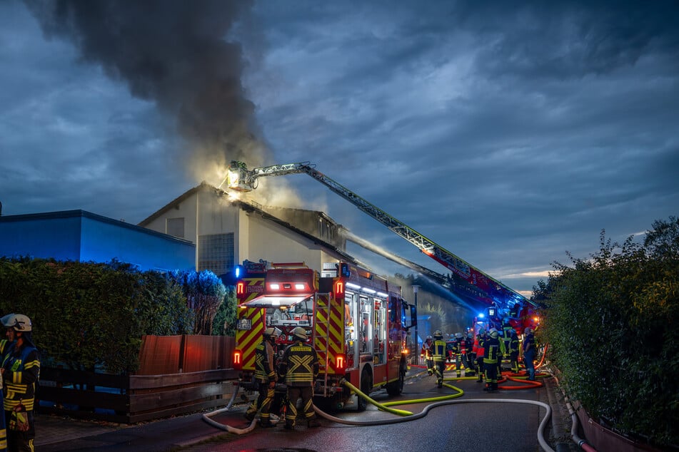 Bis in die Nacht hinein versuchten Einsatzkräfte, den Brand zu löschen.