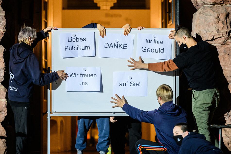 Mitarbeiter, Schauspieler, Tänzer und Sänger des Staatstheater Mainz haben mit einem Flashmob darauf aufmerksam gemacht, dass das Ensemble trotz der Schließung weiter da und lebendig ist.