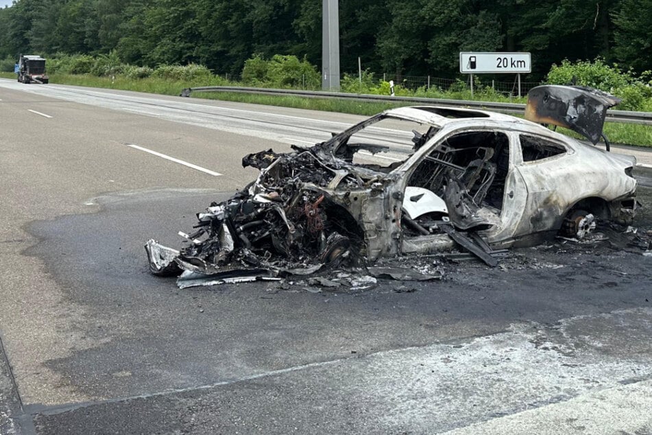 BMW kracht in Lastwagen: Vollsperrung auf A67!