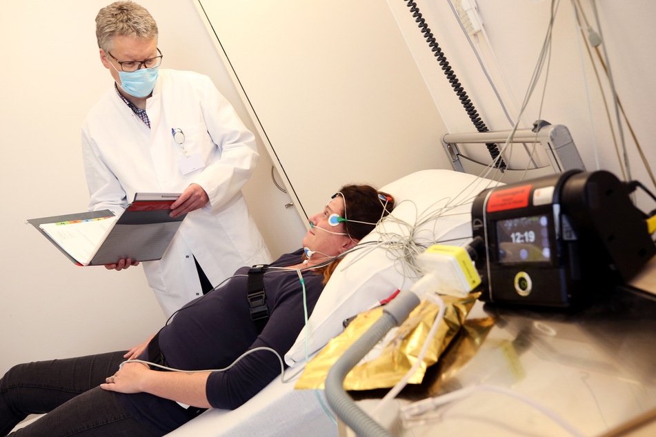 Der leitende Arzt des Schlaflabors in den Kliniken Essen-Mitte, Prof. Georg Nilius, spricht mit einer Schlafpatientin.