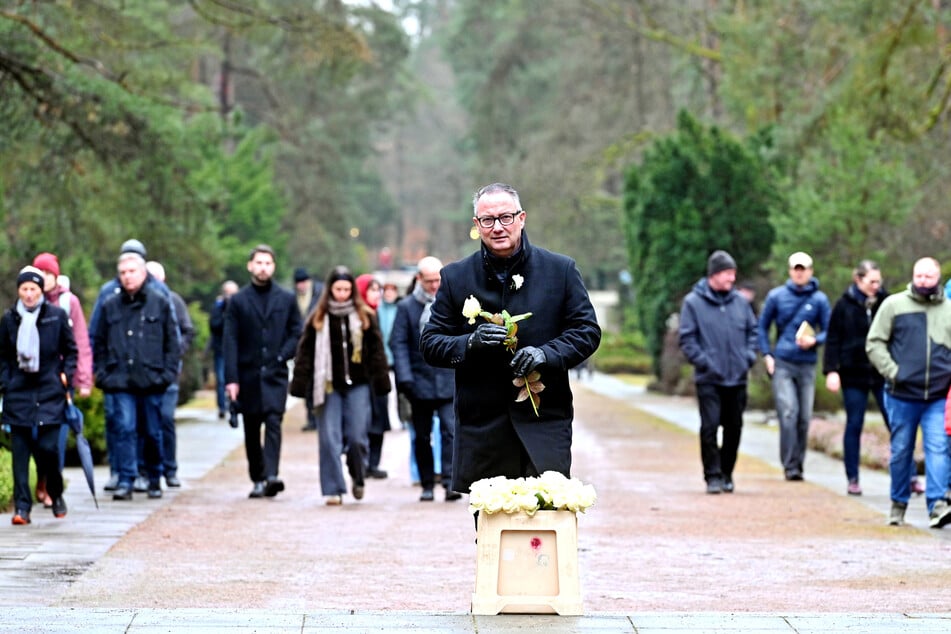 Der Erste Bürgermeister Jan Donhauser (56, CDU) gedachte mit einer weißen Rose der Opfer, die auf dem Heidefriedhof begraben sind.
