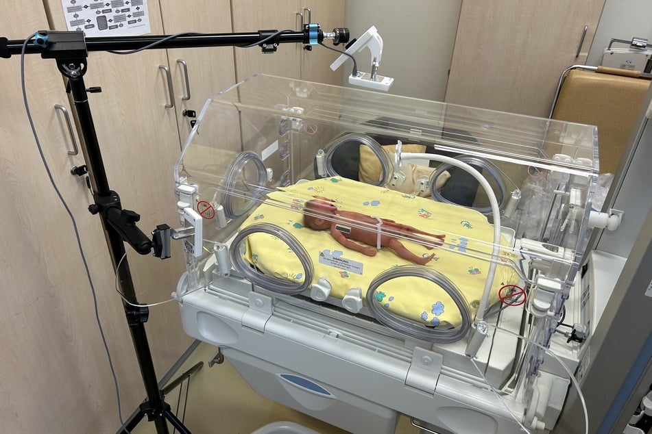 Die Uniklinik Leipzig testet, wie die Vitalfunktionen von Frühchen kabellos überwacht werden können.