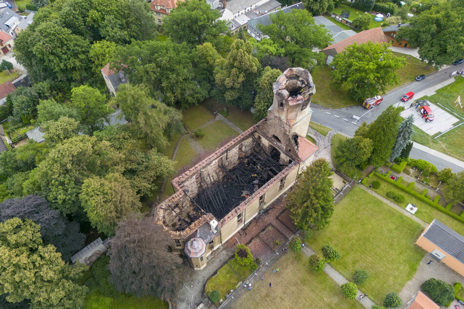 Bei dem schweren Brand fiel unter anderem die Kirchturmspitze in sich zusammen. Der entstandene Schaden wird bisher mit 32 Millionen Euro beziffert.
