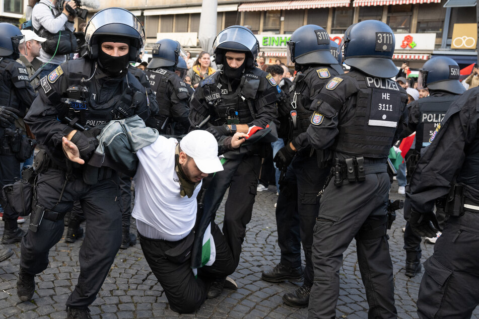Am Rande einer Anti-Israel-Demo kam es zu Ausschreitungen und mehreren Festnahmen.