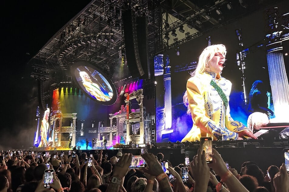 An der brasilianischen Copacabana gab Lady Gaga (39) am Samstag ein Gratis-Konzert.