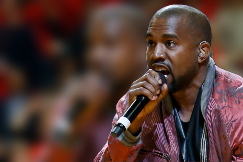 El distrito de Berlín quiere incluir en la lista de prohibidos las canciones nazis de Kanye West.