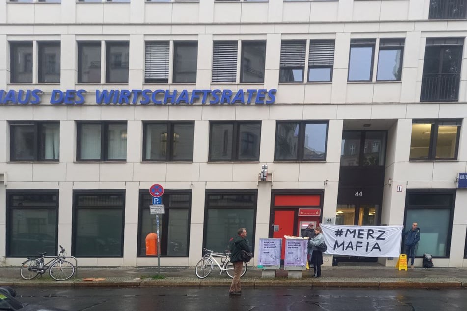 Aktivisten der Neuen Generation hielten ein Transparent mit der Aufschrift "Merz Mafia" die Höhe.