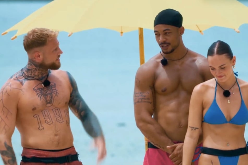 Dass Meji (24, M.) sich nach der Challenge ausgerechnet für Laura (25) als Date-Partnerin entscheidet, macht nicht nur Jerry (30, l.) fassungslos ...