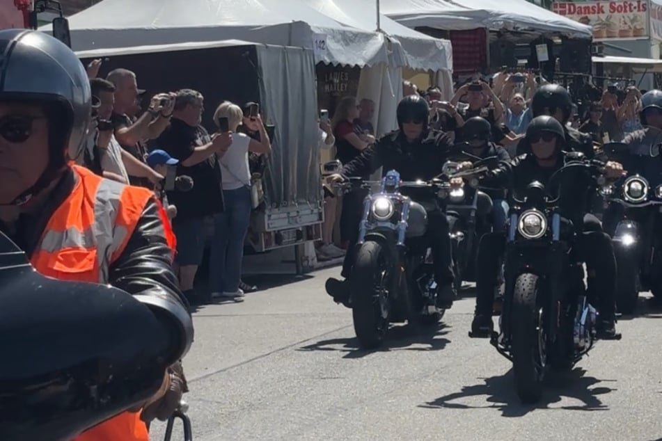Peter Maffay (75, r.) durfte die berühmte Motorradparade anführen. Seine Beifahrerin: Ehefrau Hendrikje Balsmeyer (38).
