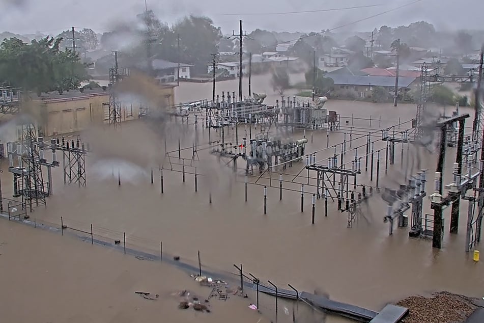 Una imagen muestra la inundación en la subestación de Ingham, en Queensland.