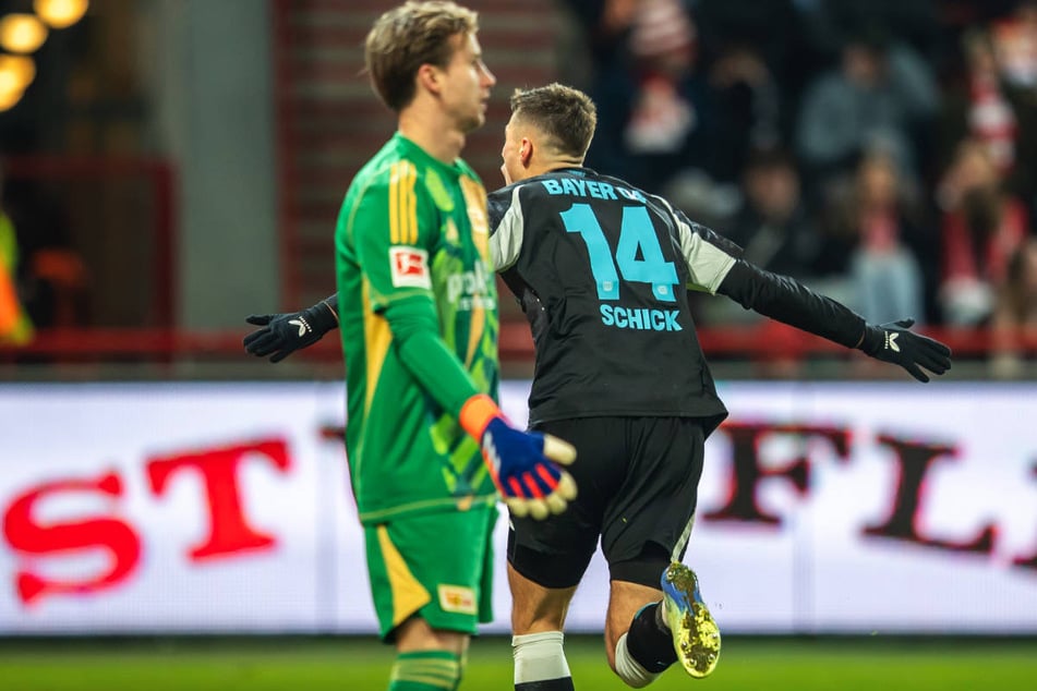 Patrik Schick (r.) dreht nach seinem Brust-Treffer zum Jubeln ab.