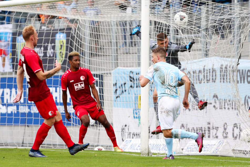 Kevin Freiberger (r.) hat hier zum 3:2 gegen den Berliner AK eingeköpft.