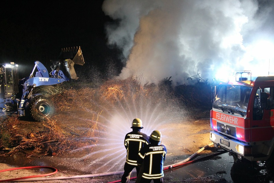 Zur Bekämpfung der Flammen wurde die Feuerwehr vom technischen Hilfswerk unterstützt.