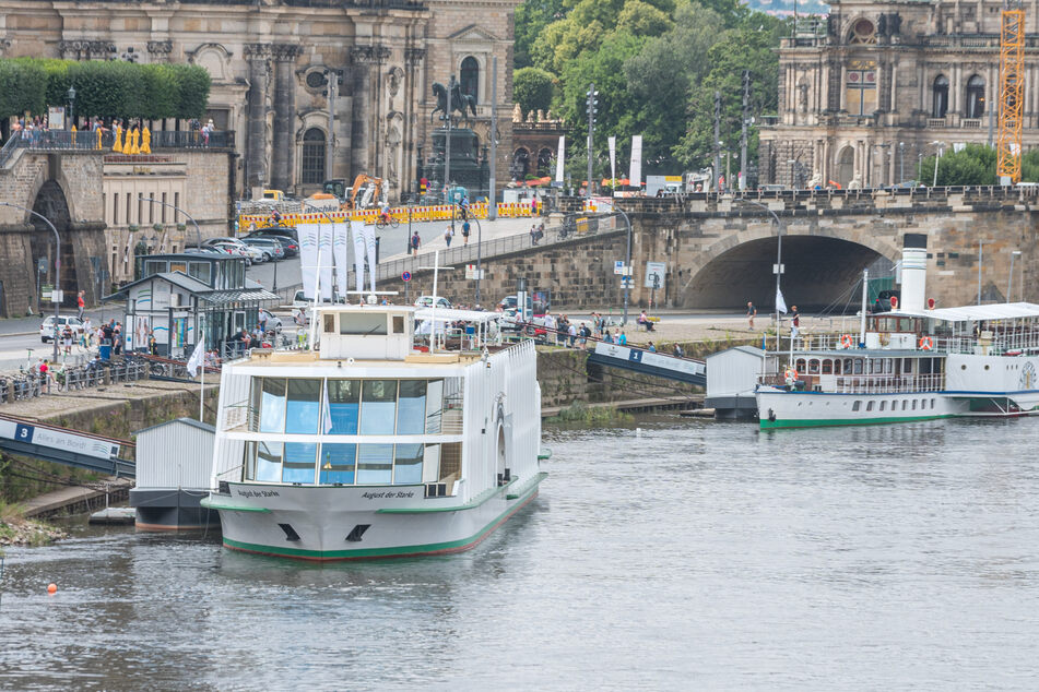 Schiffe der Weißen Flotte am Terassenufer.