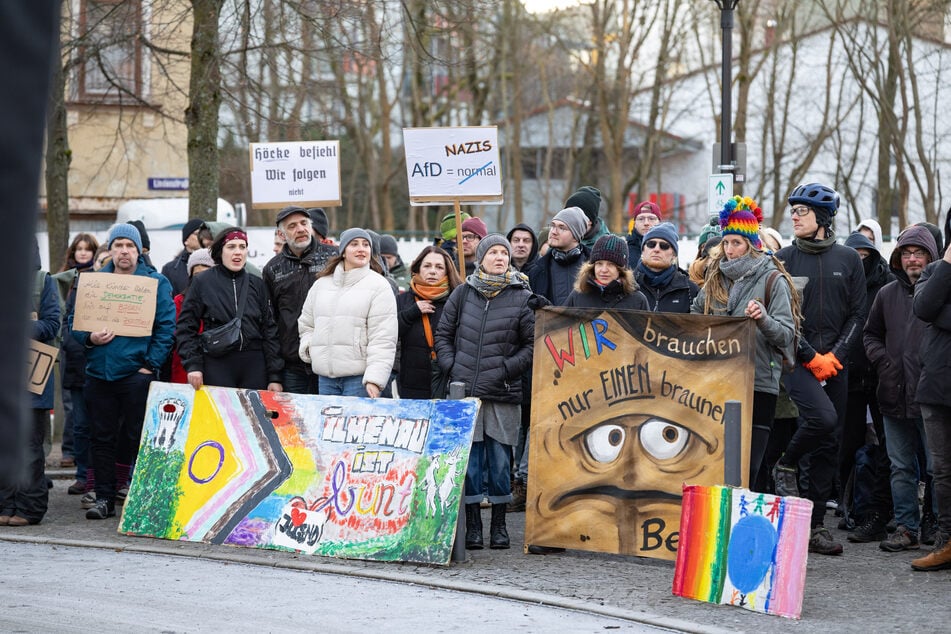 Rund 180 Menschen haben sich zur Kundgebung versammelt.
