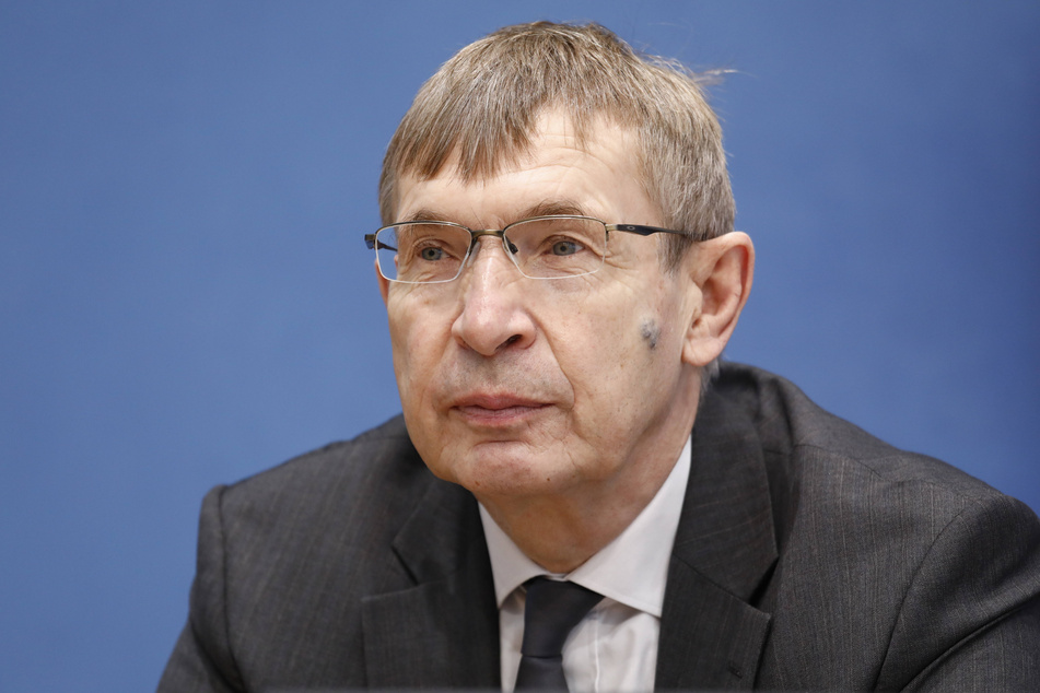 Prof. Klaus Cichutek (64), Präsident des Paul Ehrlich Instituts, ließ wegen fehlender Genehmigung Strafanzeige erstatten.